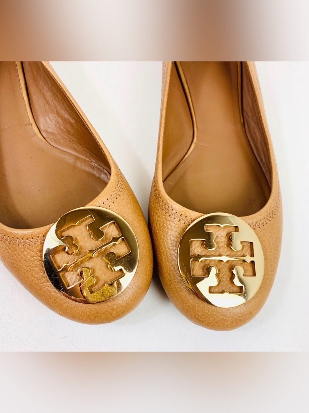 TORY BURCH $225 REVA Ballet Flats Tan Pebbled Leather Gold Logo Shoes 7M #061